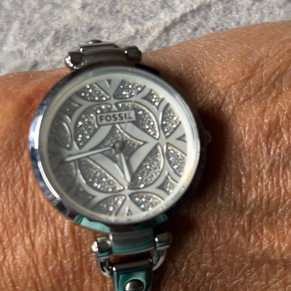 Vintage Fossil Georgia Glitz Silver Watch. In very nice condition Needs battery